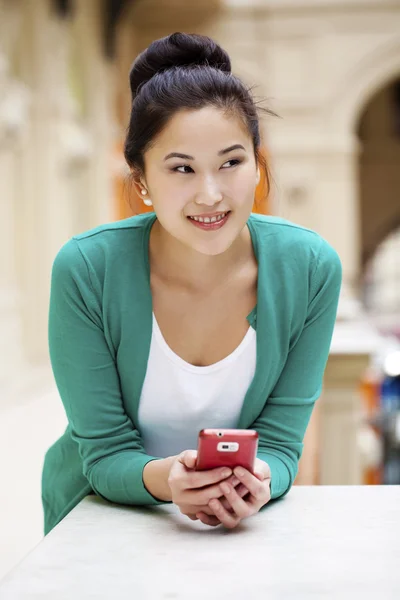Vackra asiatiska ringa med mobiltelefon — Stockfoto