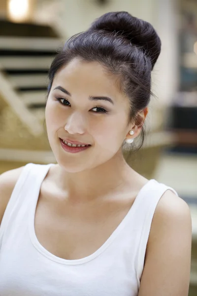 Portrait of a beautiful asian young woman — Stock Photo, Image