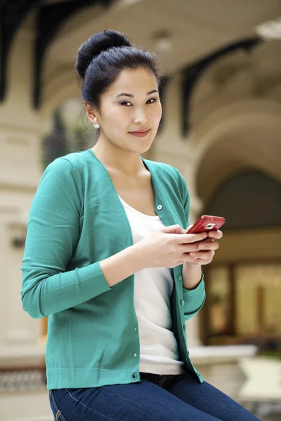 Schön asiatisch telefonieren per handy — Stockfoto