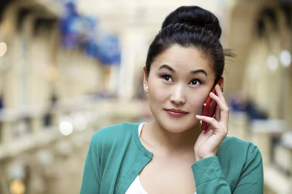 Krásná asijská volání mobilním telefonem — Stock fotografie