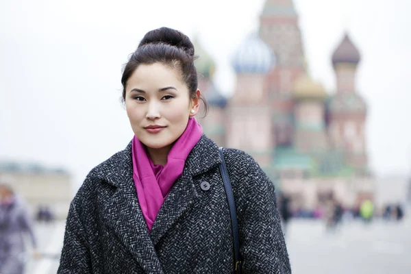 Πορτρέτο του μια όμορφη νεαρή γυναίκα Ασίας σε ένα γκρι παλτό για μια εκ νέου — Φωτογραφία Αρχείου