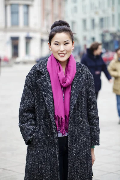 Young Asian woman walking on spring city in Russia — Stock Photo, Image