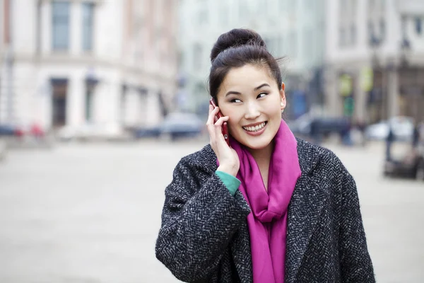 Asyalı güzel kız telefon ederken — Stok fotoğraf