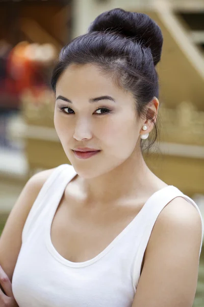 Portrait of a beautiful asian young woman — Stock Photo, Image