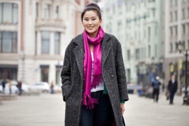 Genç güzel Asyalı kadın şık gri paltolu 