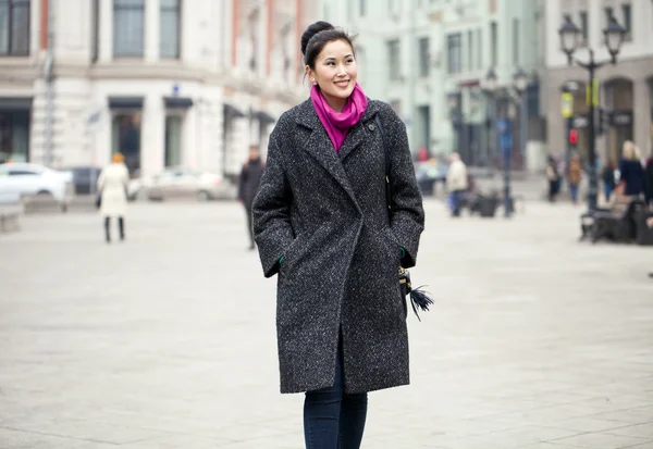 Jeune belle femme asiatique en manteau gris élégant — Photo