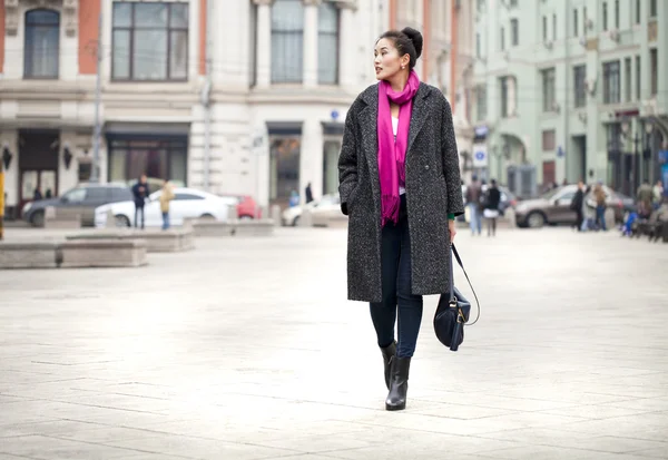 Genç güzel Asyalı kadın şık gri paltolu — Stok fotoğraf