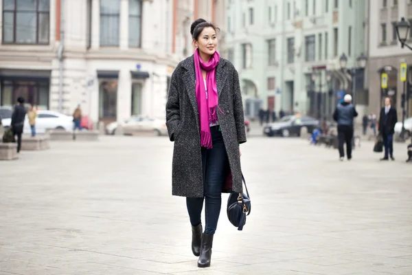 Ung vacker asiatisk kvinna i snygg grå kappa — Stockfoto