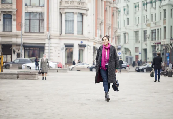 Młoda piękna kobieta Azji w stylowy szary płaszcz — Zdjęcie stockowe