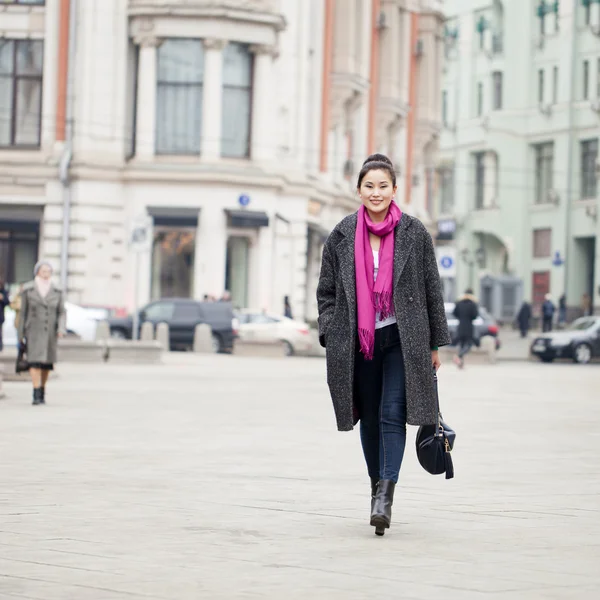 Joven hermosa mujer asiática en elegante abrigo gris — Foto de Stock