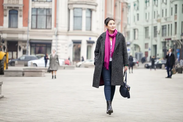 Gyönyörű fiatal ázsiai nő, elegáns szürke kabátot — Stock Fotó
