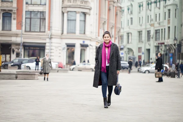 Jeune belle femme asiatique en manteau gris élégant — Photo