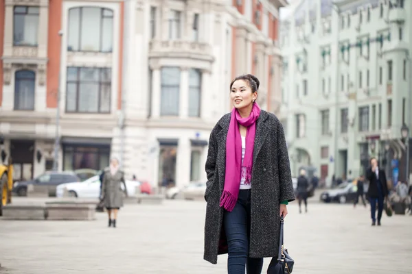 Jeune belle femme asiatique en manteau gris élégant — Photo