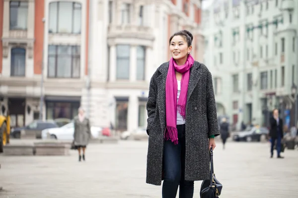 Gyönyörű fiatal ázsiai nő, elegáns szürke kabátot — Stock Fotó