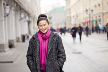 Bahar şehir Rusya üzerinde yürüyen genç Asyalı kadın