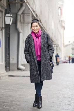 Bahar şehir Rusya üzerinde yürüyen genç Asyalı kadın