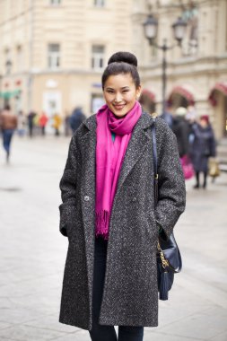 Bahar şehir Rusya üzerinde yürüyen genç Asyalı kadın