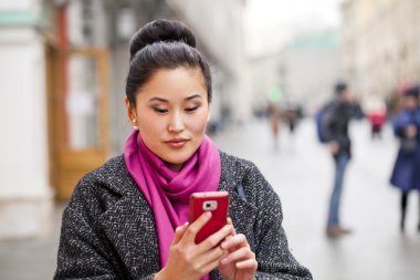Genç güzel kadın turist üstünde hareket eden telefon fotoğraf çekmek