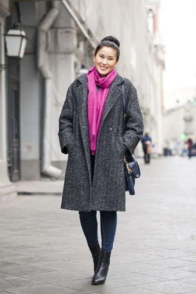ロシアの春都市の上を歩く若いアジア女性 — ストック写真