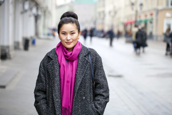 ผู้หญิงสาวเอเชียเดินบนเมืองฤดูใบไม้ผลิในรัสเซีย — ภาพถ่ายสต็อก