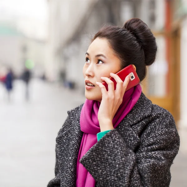 Feliz bela mulher asiática chamando por telefone no stree primavera — Fotografia de Stock