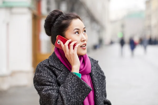 Šťastné krásné asijské žena volá po telefonu na jaře stree — Stock fotografie