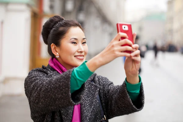 Genç güzel kadın turist üstünde hareket eden telefon fotoğraf çekmek — Stok fotoğraf