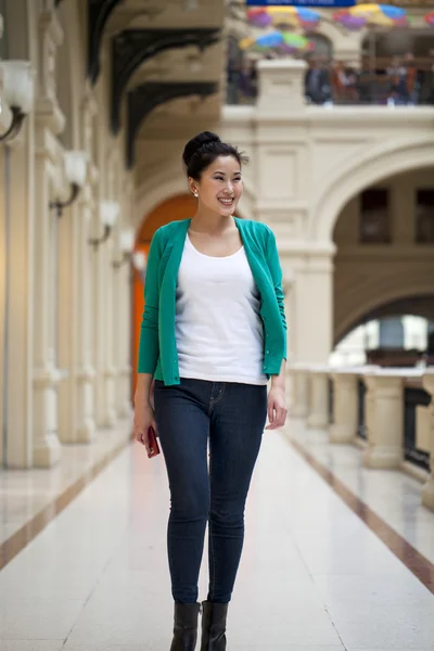 Retrato de una hermosa mujer joven asiática — Foto de Stock