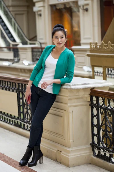 Jovem mulher asiática na loja — Fotografia de Stock