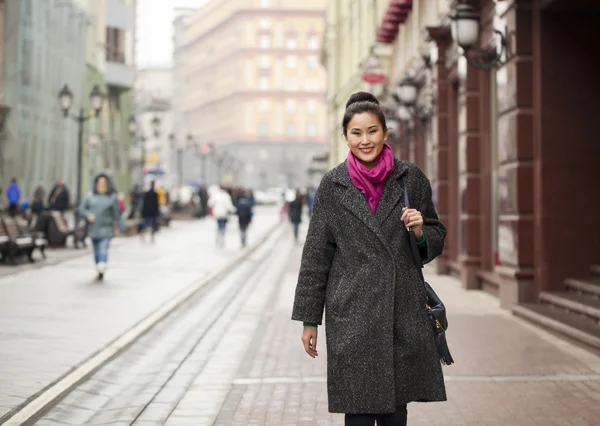 Jeune femme asiatique marche sur printemps ville en Russie — Photo