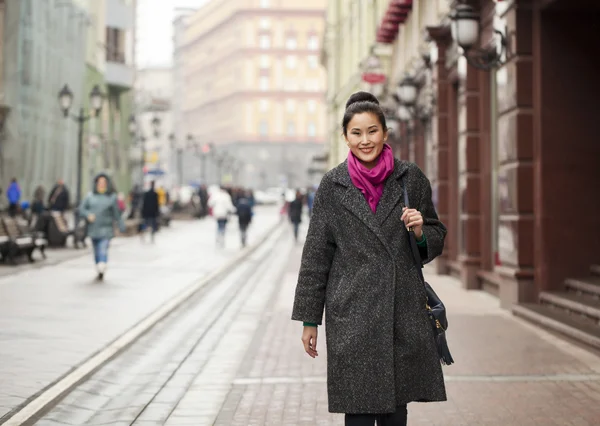 Joven mujer asiática caminando en la ciudad de primavera en Rusia — Foto de Stock