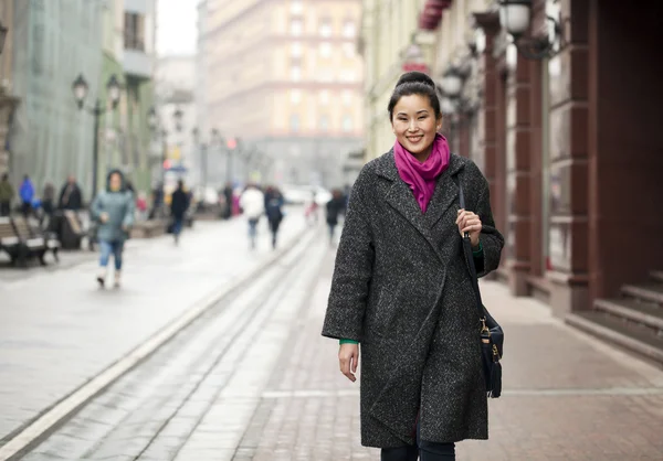 Jonge Aziatische vrouw lopen op lente stad in Rusland — Stockfoto