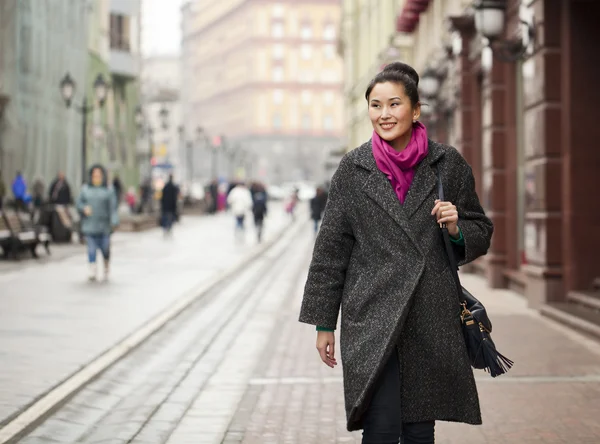 Giovane donna asiatica che cammina sulla città primaverile in Russia — Foto Stock