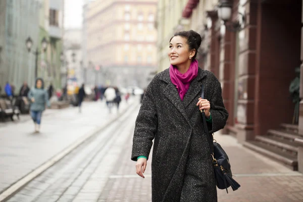 年轻的亚裔女子走在俄罗斯春城 — 图库照片