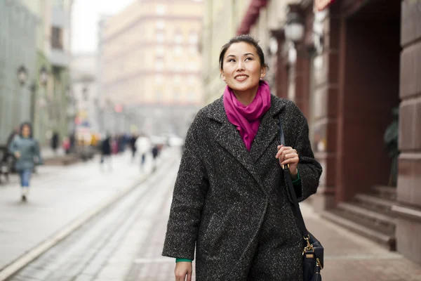 Jonge Aziatische vrouw lopen op lente stad in Rusland — Stockfoto