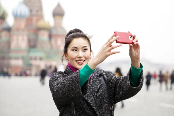 携帯電話で写真を撮る若い美しい女性観光 — ストック写真
