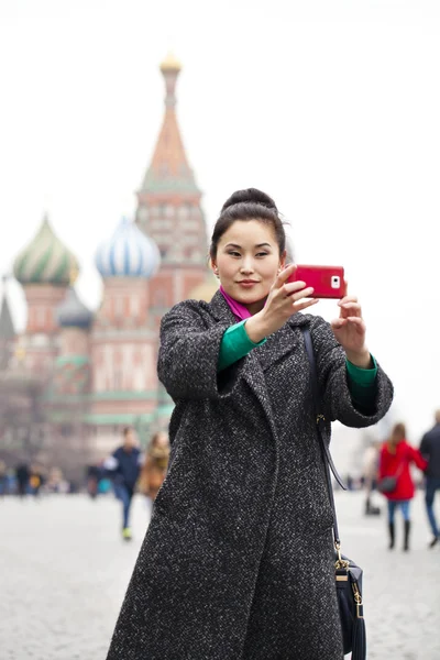 Jonge mooie vrouw toeristische fotograferen op mobiele telefoon — Stockfoto