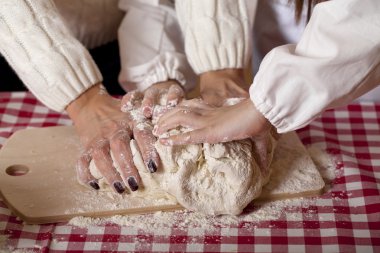 El ailesinin yakın ev mutfakta kek pişirme