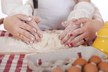 El ailesinin yakın ev mutfakta kek pişirme