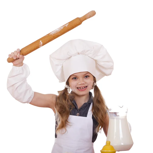 Милая маленькая девочка печет на кухне и показывает скалку, изолированные на белом фоне — стоковое фото