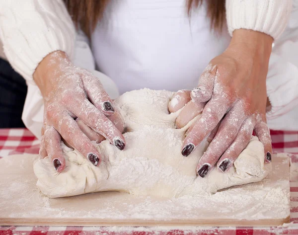 Close-up van de handen van de familie zijn taarten in eigen keuken bakken — Stockfoto