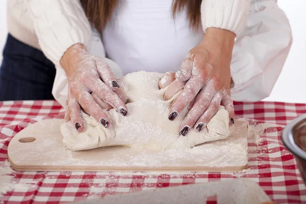 El ailesinin yakın ev mutfakta kek pişirme