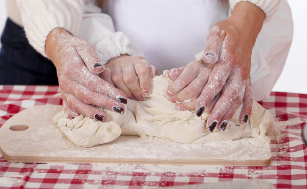Крупные руки семьи пекут торты на домашней кухне
