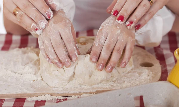 El ailesinin yakın ev mutfakta kek pişirme