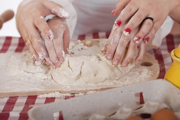 Cerca de las manos de la familia están horneando pasteles en la cocina casera — Foto de Stock