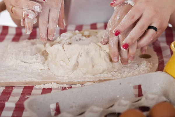 Cerca de las manos de la familia están horneando pasteles en la cocina casera —  Fotos de Stock