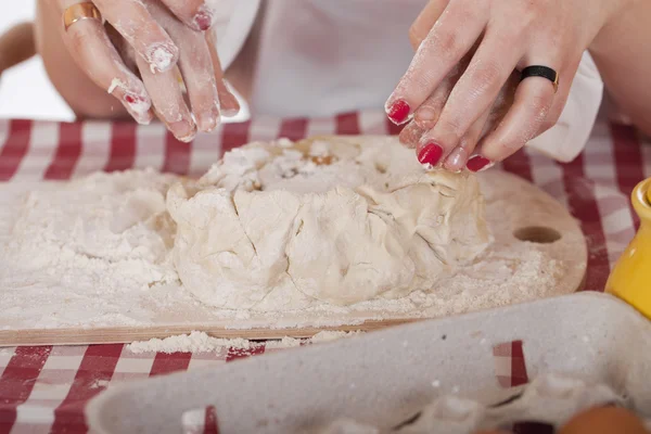 Le mani vicine della famiglia stanno cuocendo le torte nella cucina di casa — Foto Stock