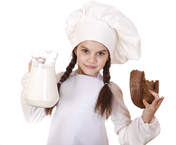 Vaření a lidé koncept - holčička v bílé zástěře holdin — Stock fotografie