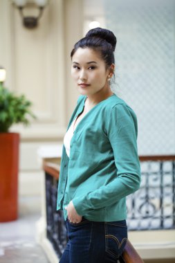 Güzel Asyalı genç kadın portresi