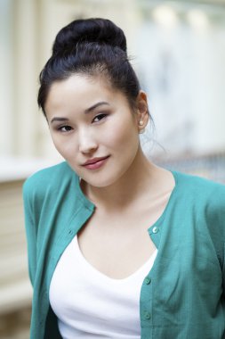 Güzel Asyalı genç kadın portresi